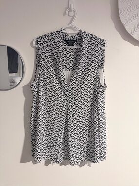 Worthington Black & White Geometric V-Neck Sleeveless Top